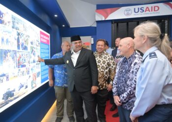Penjabat Gubernur Aceh Dr H Safrizal ZA MSi menghadiri pembukaan pameran USAID bertema Kemitraan yang Tangguh di Museum Tsunami Aceh Minggu 10112024 Pameran itu diselenggarakan dalam rangka memperingati 20 tahun kerja sama antara Indonesia dan Amerika Serikat FOTOHumasProv KETIKKABARcom Penjabat Gubernur Aceh Dr H Safrizal ZA MSi menghadiri pembukaan pameran USAID bertema Kemitraan yang Tangguh di Museum Tsunami Aceh Minggu 10112024 Pameran itu diselenggarakan dalam rangka memperingati 20 tahun kerja sama antara Indonesia dan Amerika Serikat FOTOHumasProv