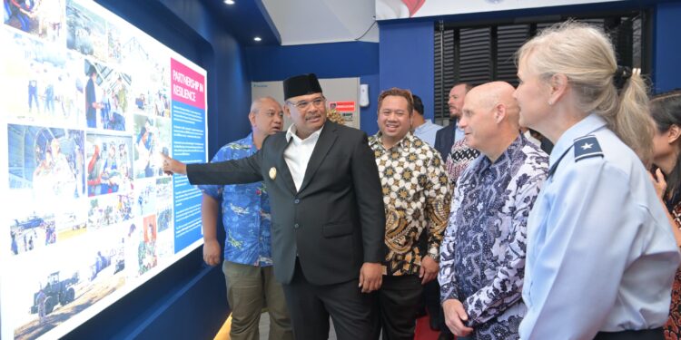 Penjabat Gubernur Aceh Dr H Safrizal ZA MSi menghadiri pembukaan pameran USAID bertema Kemitraan yang Tangguh di Museum Tsunami Aceh Minggu 10112024 Pameran itu diselenggarakan dalam rangka memperingati 20 tahun kerja sama antara Indonesia dan Amerika Serikat FOTOHumasProv KETIKKABARcom Penjabat Gubernur Aceh Dr H Safrizal ZA MSi menghadiri pembukaan pameran USAID bertema Kemitraan yang Tangguh di Museum Tsunami Aceh Minggu 10112024 Pameran itu diselenggarakan dalam rangka memperingati 20 tahun kerja sama antara Indonesia dan Amerika Serikat FOTOHumasProv