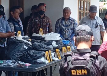 Kepala BNN Komjen Pol Marthinus Hukom kedua kanan dalam penemuan pabrik obatobatan terlarang di Jawa Barat Kamis 7112024 FOTOBNNANTARA KETIKKABARcom Kepala BNN Komjen Pol Marthinus Hukom kedua kanan dalam penemuan pabrik obat obatan terlarang di Jawa Barat Kamis 7112024 FOTOBNNANTARA