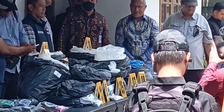 Kepala BNN Komjen Pol Marthinus Hukom kedua kanan dalam penemuan pabrik obatobatan terlarang di Jawa Barat Kamis 7112024 FOTOBNNANTARA KETIKKABARcom Kepala BNN Komjen Pol Marthinus Hukom kedua kanan dalam penemuan pabrik obat obatan terlarang di Jawa Barat Kamis 7112024 FOTOBNNANTARA