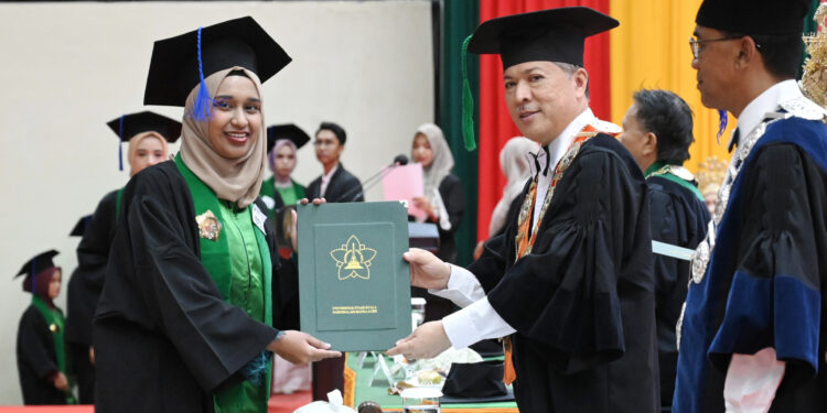 DSC0646 KETIKKABARcom Khaisah, Mahasiswi FKIP USK Lulus Tanpa Skripsi