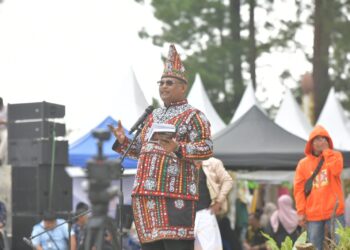 Pj Gubernur Aceh Safrizal ZA, saat memberi sambutannya pada acara Desember Kopi Gayo, di Taman Arboretum Taman Seni Budaya Baletu, Sabtu (30/11/2024). FOTO/Humas