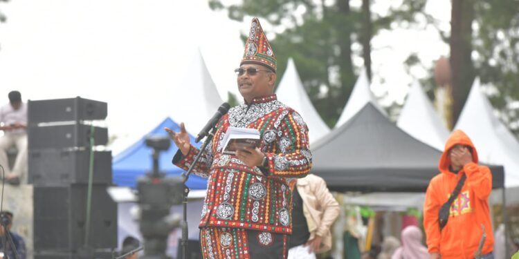 Pj Gubernur Aceh Safrizal ZA saat memberi sambutannya pada acara Desember Kopi Gayo di Taman Arboretum Taman Seni Budaya Baletu Sabtu 30112024 FOTOHumas KETIKKABARcom Pj Gubernur Aceh Safrizal ZA saat memberi sambutannya pada acara Desember Kopi Gayo di Taman Arboretum Taman Seni Budaya Baletu Sabtu 30112024 FOTOHumas