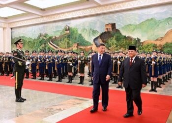 Presiden Prabowo Subianto dan Presiden RRT Xi Jinping melakukan inspeksi jajaran pasukan kehormatan yang berjaga di Great Hall of the People, Beijing pada Sabtu, 9 November 2024. FOTO/BPMI Setpres/Muchlis Jr