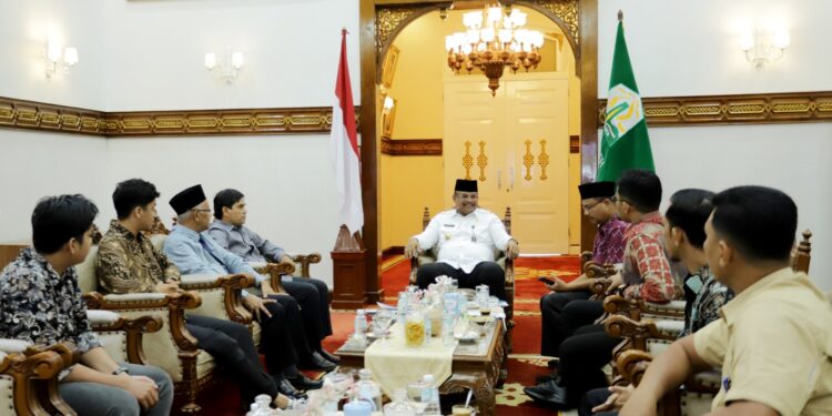 Pj Gubernur Aceh Safrizal ZA menerima Audiensi Rektor UIN ArRaniry Banda Aceh Mujiburrahman bersama panitia AIF 2024 di Pendopo Gubernur Aceh Rabu 18122024 KETIKKABARcom Pj Gubernur Aceh Safrizal ZA menerima Audiensi Rektor UIN Ar Raniry Banda Aceh Mujiburrahman bersama panitia AIF 2024 di Pendopo Gubernur Aceh Rabu 18122024
