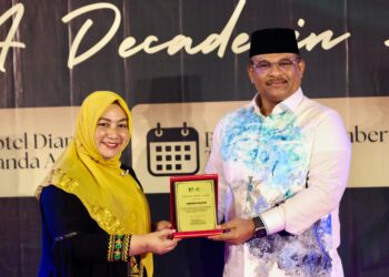 Penjabat Gubernur Aceh, Safrizal ZA, menerima penghargaan pada acara 10 tahun Yayasan Aceh Hijau, di Hotel Diana Banda Aceh, Rabu (18/12/2024). FOTO/for ketikkabar