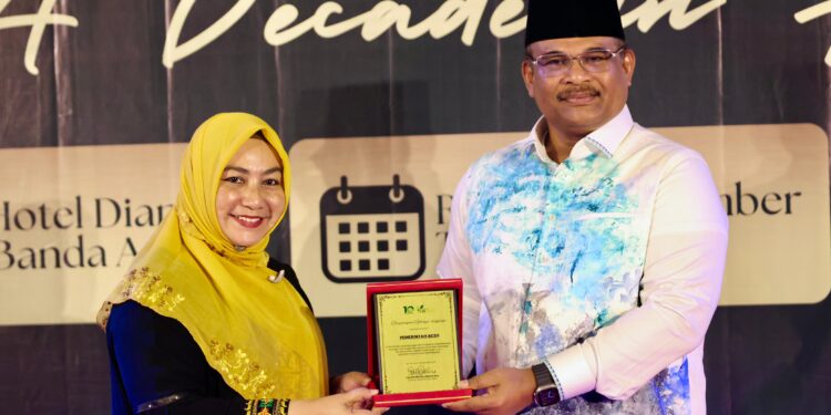 Penjabat Gubernur Aceh Safrizal ZA menerima penghargaan pada acara 10 tahun Yayasan Aceh Hijau di Hotel Diana Banda Aceh Rabu 18122024 FOTOfor ketikkabar KETIKKABARcom Penjabat Gubernur Aceh Safrizal ZA menerima penghargaan pada acara 10 tahun Yayasan Aceh Hijau di Hotel Diana Banda Aceh Rabu 18122024 FOTOfor ketikkabar