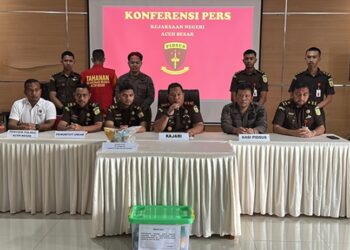 Kejari Aceh Besar menahan tersangka korupsi dana desa Seurapong, Kecamatan Pulo Aceh, Kabupaten Aceh Besar. FOTO/Penkum