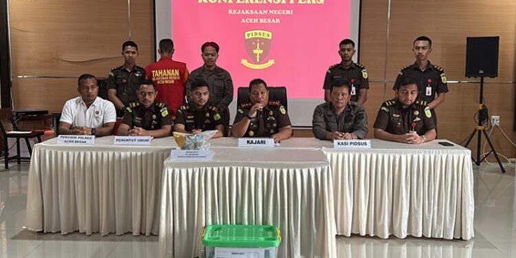 terKejari Aceh Besar menahan tersangka korupsi dana desa Seurapong Kecamatan Pulo Aceh Kabupaten Aceh Besar FOTOPenkumsangka korupsi dana desa KETIKKABARcom Kejari Aceh Besar menahan tersangka korupsi dana desa Seurapong Kecamatan Pulo Aceh Kabupaten Aceh Besar FOTOPenkum