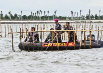 Sejumlah Personel TNI membongkar pagar laut yang terpasang di kawasan pesisir Tanjung Pasir Kabupaten Tangerang Banten Sabtu 1812025 Sebanyak 600 personel TNI AL dan para nelayan Tanjung Pasir membongkar pagar laut tanpa izin dengan target penyelesaian selama 10 hari dengan jarak sepanjang 3016 km FOTOANTARARivan Awal Lingga KETIKKABARcom Sejumlah Personel TNI membongkar pagar laut yang terpasang di kawasan pesisir Tanjung Pasir Kabupaten Tangerang Banten Sabtu 1812025 Sebanyak 600 personel TNI AL dan para nelayan Tanjung Pasir membongkar pagar laut tanpa izin dengan target penyelesaian selama 10 hari dengan jarak sepanjang 3016 km FOTOANTARARivan Awal Lingga