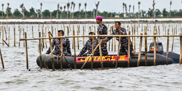 Sejumlah Personel TNI membongkar pagar laut yang terpasang di kawasan pesisir Tanjung Pasir Kabupaten Tangerang Banten Sabtu 1812025 Sebanyak 600 personel TNI AL dan para nelayan Tanjung Pasir membongkar pagar laut tanpa izin dengan target penyelesaian selama 10 hari dengan jarak sepanjang 3016 km FOTOANTARARivan Awal Lingga KETIKKABARcom Sejumlah Personel TNI membongkar pagar laut yang terpasang di kawasan pesisir Tanjung Pasir Kabupaten Tangerang Banten Sabtu 1812025 Sebanyak 600 personel TNI AL dan para nelayan Tanjung Pasir membongkar pagar laut tanpa izin dengan target penyelesaian selama 10 hari dengan jarak sepanjang 3016 km FOTOANTARARivan Awal Lingga