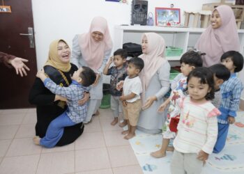 Bunda PAUD Aceh, Safriati, mengajak para guru dan wali murid untuk berperan aktif dalam membangun karakter anak-anak melalui pendidikan keluarga. FOTO/Humprov