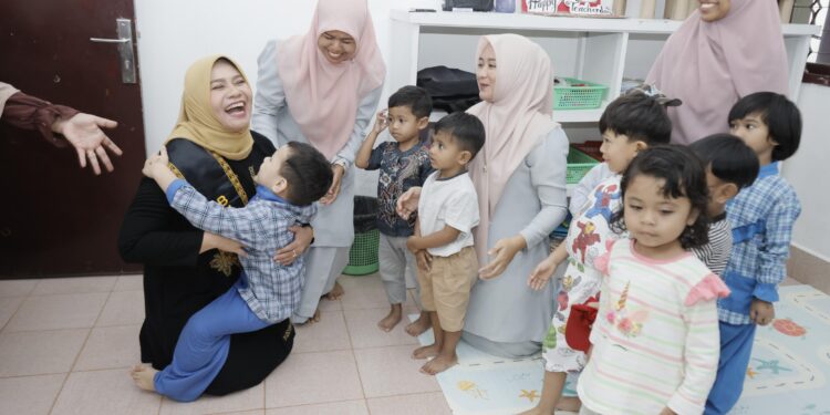 Bunda PAUD Aceh Safriati mengajak para guru dan wali murid untuk berperan aktif dalam membangun karakter anakanak melalui pendidikan keluarga FOTOHumprov KETIKKABARcom Bunda PAUD Aceh Safriati mengajak para guru dan wali murid untuk berperan aktif dalam membangun karakter anak anak melalui pendidikan keluarga FOTOHumprov