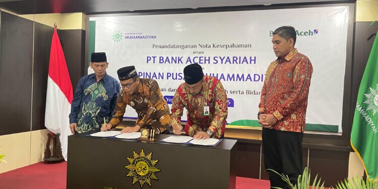Ketua Pimpinan Pusat PP Muhammadiyah Agung Danarto dan Plt Direktur Utama Bank Aceh Fadhil Ilyas saat menandatangi Nota Kesepahaman MoU FOTOHumas KETIKKABARcom Ketua Pimpinan Pusat PP Muhammadiyah Agung Danarto dan Plt Direktur Utama Bank Aceh Fadhil Ilyas saat menandatangi Nota Kesepahaman MoU FOTOHumas