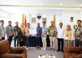 Ketua DPRA, Zulfadli saat menerima hasil penetapan Gubernur dan Wakil Gubernur Aceh Terpilih dari Ketua KIP Aceh, Agusni AH. FOTO/Humas
