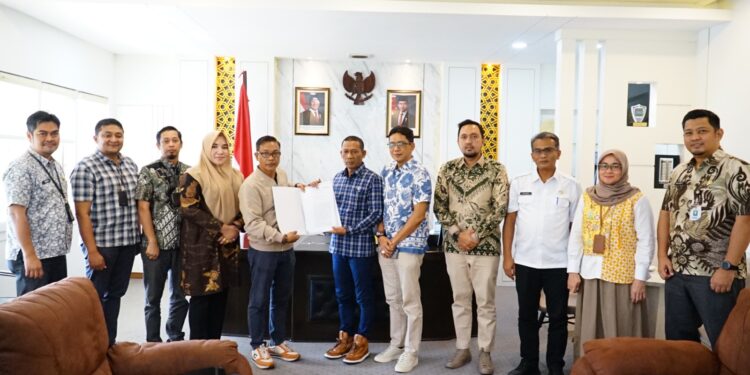 Ketua DPRA Zulfadli saat menerima hasil penetapan Gubernur dan Wakil Gubernur Aceh Terpilih dari Ketua KIP Aceh Agusni AH FOTOHumas KETIKKABARcom Ketua DPRA Zulfadli saat menerima hasil penetapan Gubernur dan Wakil Gubernur Aceh Terpilih dari Ketua KIP Aceh Agusni AH FOTOHumas