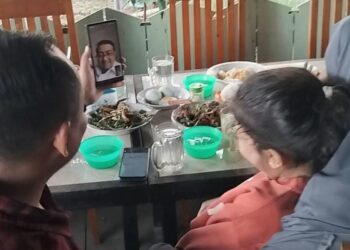 Ketua DPC Demokrat Pidie Teuku Syahwal bersama keluarga anak bocor jantung saat menerima panggilan video dari Teuku Riefky Harsya Kamis 2312025 FOTOIstimewa KETIKKABARcom Ketua DPC Demokrat Pidie Teuku Syahwal bersama keluarga anak bocor jantung saat menerima panggilan video dari Teuku Riefky Harsya Kamis 2312025 FOTOIstimewa