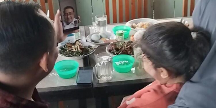 Ketua DPC Demokrat Pidie Teuku Syahwal bersama keluarga anak bocor jantung saat menerima panggilan video dari Teuku Riefky Harsya Kamis 2312025 FOTOIstimewa KETIKKABARcom Ketua DPC Demokrat Pidie Teuku Syahwal bersama keluarga anak bocor jantung saat menerima panggilan video dari Teuku Riefky Harsya Kamis 2312025 FOTOIstimewa