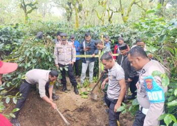 Polisi dan Warga Temukan Mayat Wanita di Kebun Kopi pada Kamis (30/1/2025), di Kabupaten Bener Meriah. FOTO/Istimewa
