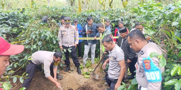 Polisi dan Warga Temukan Mayat Wanita di Kebun Kopi pada Kamis 3012025 di Kabupaten Bener Meriah FOTOIstimewa KETIKKABARcom Polisi dan Warga Temukan Mayat Wanita di Kebun Kopi pada Kamis 3012025 di Kabupaten Bener Meriah FOTOIstimewa