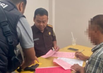 Kejari Aceh Tamiang menerima pelimpahan tahap II berupa tersangka dan barang bukti dalam kasus dugaan tindak pidana intimidasi terhadap tim sukses pasangan calon Gubernur Aceh nomor urut 1 dari penyidik Polda Aceh pada Kamis 2312024 di Ruang Tahap II Kejari setempat FOTOIstimewa KETIKKABARcom Kejari Aceh Tamiang menerima pelimpahan tahap II berupa tersangka dan barang bukti dalam kasus dugaan tindak pidana intimidasi terhadap tim sukses pasangan calon Gubernur Aceh nomor urut 1 dari penyidik Polda Aceh pada Kamis 2312024 di Ruang Tahap II Kejari setempat FOTOIstimewa