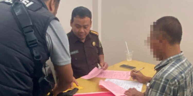 Kejari Aceh Tamiang menerima pelimpahan tahap II berupa tersangka dan barang bukti dalam kasus dugaan tindak pidana intimidasi terhadap tim sukses pasangan calon Gubernur Aceh nomor urut 1 dari penyidik Polda Aceh pada Kamis 2312024 di Ruang Tahap II Kejari setempat FOTOIstimewa KETIKKABARcom Kejari Aceh Tamiang menerima pelimpahan tahap II berupa tersangka dan barang bukti dalam kasus dugaan tindak pidana intimidasi terhadap tim sukses pasangan calon Gubernur Aceh nomor urut 1 dari penyidik Polda Aceh pada Kamis 2312024 di Ruang Tahap II Kejari setempat FOTOIstimewa