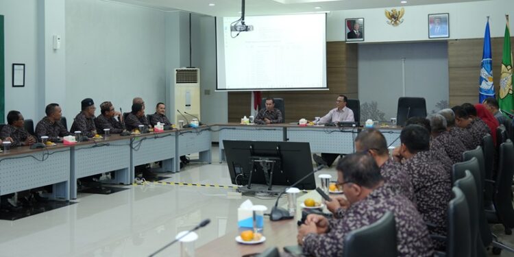 USK menerima kunjungan audiensi dari Cabang Dinas Pendidikan Wilayah Kabupaten Naga Raya untuk membahas peluang kerja sama di Ruang Balai Senat USK Banda Aceh Kamis 2112025 FOTOHumas