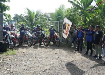 Wakil Ketua DPRK Aceh Besar Naisabur secara resmi mengangkat bendera Start saat melepaskan para Riders di Saree, Kecamatan Lembah Seulawah, Aceh Besar, Sabtu (25/1/2025). FOTO/MCAceh Besar