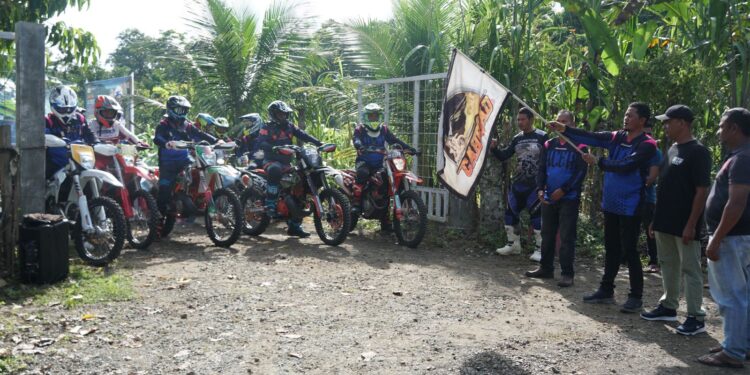 Wakil Ketua DPRK Aceh Besar Naisabur secara resmi mengangkat bendera Start saat melepaskan para Riders di Saree Kecamatan Lembah Seulawah Aceh Besar Sabtu 2512025 FOTOMCAceh Besar