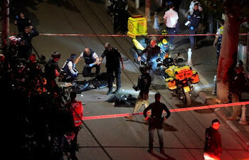 Polisi Israel memeriksa jenazah tersangka penikaman terhadap warga di Tel Aviv, Israel, Selasa, 21 Januari 2025. FOTO/AP/Tomer Appelbaum/Haaretz