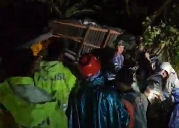 Tim SAR gabungan berupaya mengevakuasi para korban yang tertimbun longsor saat menggelar ritual di Kabupaten Klungkung, Bali, Minggu (19/1/2025). FOTO/iNews. Ⓒ Hak cipta foto di atas dikembalikan sesungguhnya kepada pemilik foto