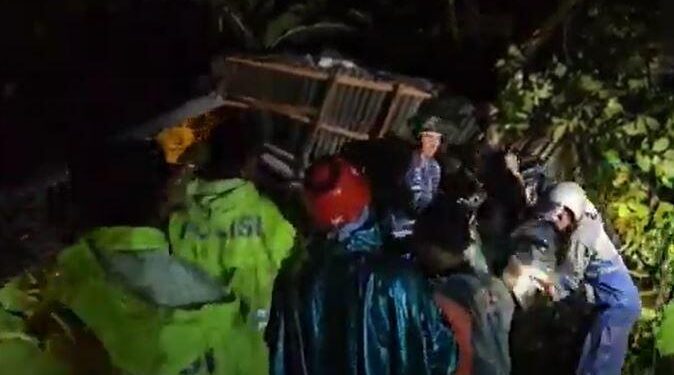 Tim SAR gabungan berupaya mengevakuasi para korban yang tertimbun longsor saat menggelar ritual di Kabupaten Klungkung Bali Minggu 1912025 FOTOiNews Ⓒ Hak cipta foto di atas dikembalikan sesungguhnya kepada pemilik foto KETIKKABARcom Tim SAR gabungan berupaya mengevakuasi para korban yang tertimbun longsor saat menggelar ritual di Kabupaten Klungkung Bali Minggu 1912025 FOTOiNews Ⓒ Hak cipta foto di atas dikembalikan sesungguhnya kepada pemilik foto