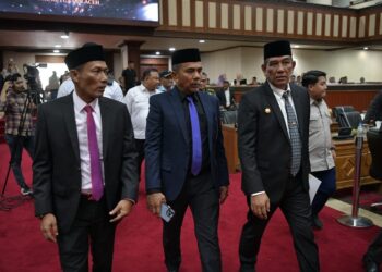 Plt Sekda Aceh Muhammad Diwarsyah saat menghadiri paripurna DPRA di gedung DPR Aceh Rabu 22012025 FOTOHumprov