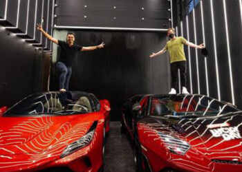 Raffi Ahmad saat memamerkan Ferrari F8 Spider dan Lamborghini Aventador LP 700 kepada Alan Walker. FOTO/Net