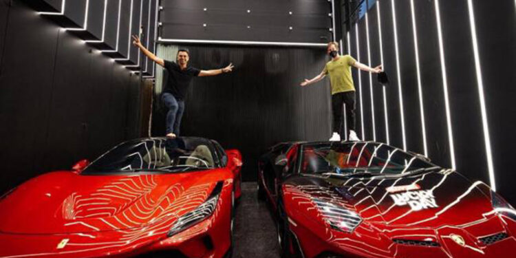 Raffi Ahmad saat memamerkan Ferrari F8 Spider dan Lamborghini Aventador LP 700 kepada Alan Walker FOTONet KETIKKABARcom Raffi Ahmad saat memamerkan Ferrari F8 Spider dan Lamborghini Aventador LP 700 kepada Alan Walker FOTONet