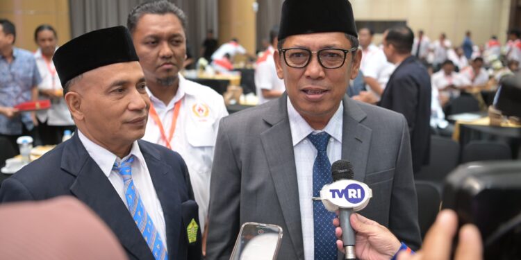 Plt Sekda Aceh Drs Alhudri MM membuka Rapat Kerja Provinsi Rakerprov Komite Olahraga Nasional Indonesia KONI Provinsi Aceh di Landmark BSI Jumat 21022025 malam