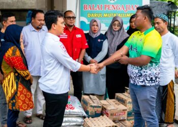 Ketua PMI Banda Aceh, Ahmad Haeqal Asri yang didampingi pengurus PMI kota Banda Aceh memberikan bantuan kepada korban kebakaran di Gampong Ateuk Pahlawan, Kecamatan Baiturrahman, Banda Aceh, pada Jumat (21/2/2025).