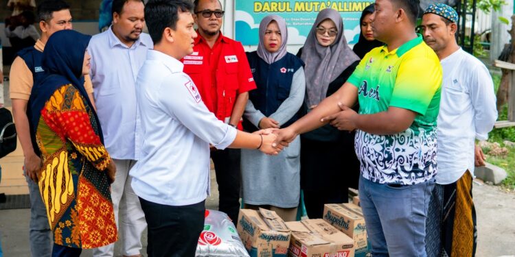 Ketua PMI Banda Aceh Ahmad Haeqal Asri yang didampingi pengurus PMI kota Banda Aceh memberikan bantuan kepada korban kebakaran di Gampong Ateuk Pahlawan Kecamatan Baiturrahman Banda Aceh pada Jumat 2122025 KETIKKABARcom Ketua PMI Banda Aceh Ahmad Haeqal Asri yang didampingi pengurus PMI kota Banda Aceh memberikan bantuan kepada korban kebakaran di Gampong Ateuk Pahlawan Kecamatan Baiturrahman Banda Aceh pada Jumat 2122025