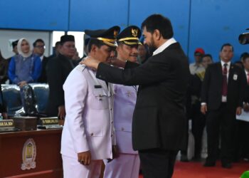 Gubernur Aceh, Muzakir Manaf (Mualem) melantik Syech Muharram Idris dan Syukuri A Jalil sebagai Bupati dan Wakil Bupati Aceh Besar periode 2025-2030 di Gedung JSC, Kota Jantho, Aceh Besar, Rabu (13/2/2025). FOTO/MC ACEH BESAR