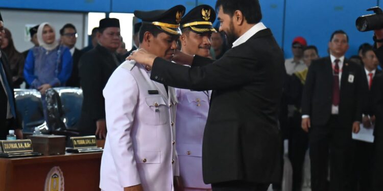Gubernur Aceh Muzakir Manaf Mualem melantik Syech Muharram Idris dan Syukuri A Jalil sebagai Bupati dan Wakil Bupati Aceh Besar periode 2025 2030 di Gedung JSC Kota Jantho Aceh Besar Rabu 1322025 FOTOMC ACEH BESAR