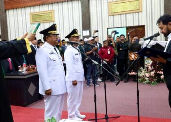 Gubernur Aceh Muzakir Manaf, saat mengambil sumpah jabatan dan melantik H. Safriadi Oyon, S.H sebagai Bupati Aceh Singkil, dan H. Hamzah Sulaiman, SH, sebagai Wakil Bupati Aceh Singkil periode 2025-2030, pada Rapat Paripurna DPRK Aceh Singkil, di Gedung DPRK Aceh Singkil, Sabtu, (15/2/2025). FOTO: HUMAS PEMPROV