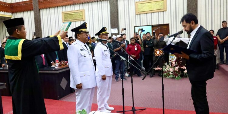Gubernur Aceh Muzakir Manaf saat mengambil sumpah jabatan dan melantik H Safriadi Oyon SH sebagai Bupati Aceh Singkil dan H Hamzah Sulaiman SH sebagai Wakil Bupati Aceh Singkil periode 20252030 pada Rapat Paripurna DPRK Aceh Singkil di Gedung DPRK Aceh Singkil Sabtu 1522025 FOTO HUMAS PEMPROV KETIKKABARcom Gubernur Aceh Muzakir Manaf saat mengambil sumpah jabatan dan melantik H Safriadi Oyon SH sebagai Bupati Aceh Singkil dan H Hamzah Sulaiman SH sebagai Wakil Bupati Aceh Singkil periode 2025 2030 pada Rapat Paripurna DPRK Aceh Singkil di Gedung DPRK Aceh Singkil Sabtu 1522025 FOTO HUMAS PEMPROV