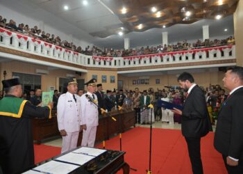Gubernur Aceh H Muzakir Manaf melantik Bupati dan Wakil Bupati Aceh Barat Daya Abdya periode 2025 2030 Safaruddin dan Zaman Akli di Kantor DPRK Abdya Minggu malam 1602