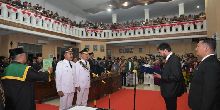 Gubernur Aceh H Muzakir Manaf melantik Bupati dan Wakil Bupati Aceh Barat Daya Abdya periode 2025 2030 Safaruddin dan Zaman Akli di Kantor DPRK Abdya Minggu malam 1602