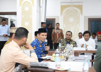 Wakil Gubernur Aceh Fadhlullah menyambut kunjungan kerja Komite II Dewan Perwakilan Daerah DPD RI ke Aceh dalam rangka pengawasan atas pelaksanaan UndangUndang Nomor 22 Tahun 2001 tentang Minyak dan Gas Bumi di Kantor Gubernur Aceh Senin 172 KETIKKABARcom Wakil Gubernur Aceh Fadhlullah menyambut kunjungan kerja Komite II Dewan Perwakilan Daerah DPD RI ke Aceh dalam rangka pengawasan atas pelaksanaan Undang Undang Nomor 22 Tahun 2001 tentang Minyak dan Gas Bumi di Kantor Gubernur Aceh Senin 172