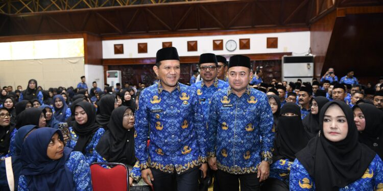 Wakil Gubernur Aceh Fadhlullah SE silaturahmi dengan seluruh pejabat eselon II III dan IV di lingkungan Pemerintah Aceh di Anjong Mon Mata Kompleks Meuligoe Gubernur Aceh pada Senin 172