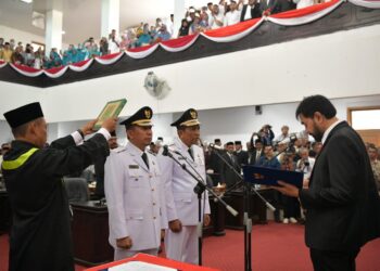 Gubernur Aceh Muzakir Manaf mengambil Sumpah Jabatan dan Melantik H Sibral Malasy MA SSos Sebagai Bupati dan Hasan Basri ST MM sebagai Wakil Bupati Pidie Jaya periode 20252030 pada Rapat Paripurna DPRK Pidie Jaya di Gedung DPR Kabupaten Pidie Jaya Meureudu Selasa 18022025 KETIKKABARcom Gubernur Aceh Muzakir Manaf mengambil Sumpah Jabatan dan Melantik H Sibral Malasy MA SSos Sebagai Bupati dan Hasan Basri ST MM sebagai Wakil Bupati Pidie Jaya periode 2025 2030 pada Rapat Paripurna DPRK Pidie Jaya di Gedung DPR Kabupaten Pidie Jaya Meureudu Selasa 18022025