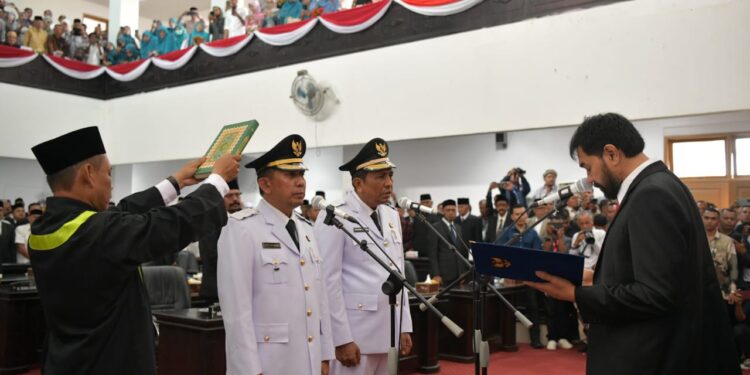 Gubernur Aceh Muzakir Manaf mengambil Sumpah Jabatan dan Melantik H Sibral Malasy MA SSos Sebagai Bupati dan Hasan Basri ST MM sebagai Wakil Bupati Pidie Jaya periode 20252030 pada Rapat Paripurna DPRK Pidie Jaya di Gedung DPR Kabupaten Pidie Jaya Meureudu Selasa 18022025 KETIKKABARcom Gubernur Aceh Muzakir Manaf mengambil Sumpah Jabatan dan Melantik H Sibral Malasy MA SSos Sebagai Bupati dan Hasan Basri ST MM sebagai Wakil Bupati Pidie Jaya periode 2025 2030 pada Rapat Paripurna DPRK Pidie Jaya di Gedung DPR Kabupaten Pidie Jaya Meureudu Selasa 18022025