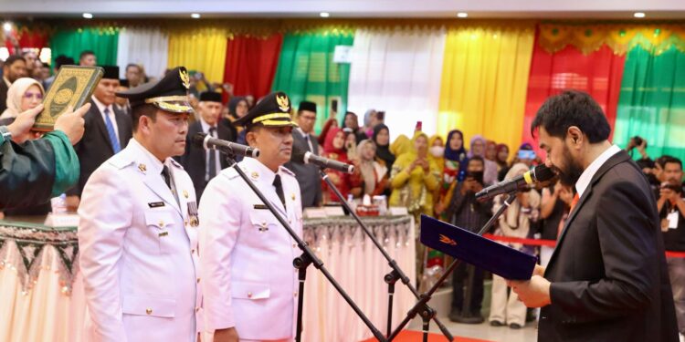 Gubernur Aceh Muzakir Manaf mengambil sumpah jabatan dan melantik Drs Haili Yoga MSi sebagai Bupati Aceh Tengah dan Muchsin Hasan MSp sebagai Wakil Bupati Aceh Tengah periode 2025 2030 pada Rapat Paripurna DPRK Aceh Tengah di Gedung Olahraga Seni GOS Aceh Tengah Selasa 1822025