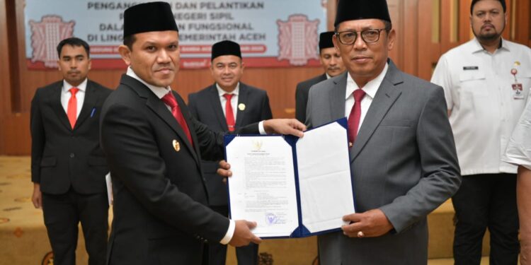 Wakil Gubernur Aceh Fadhlullah menyerahkan surat keputusan SK penunjukan Alhudri sebagai Pelaksana Tugas Plt Sekretaris Daerah Aceh menggantikan Muhammad Diwarsyah di Gedung Serbaguna Kantor Gubernur Aceh pada Rabu 1922025